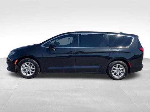 Brilliant Black Crystal Pearlcoat 2023 Chrysler Voyager LX