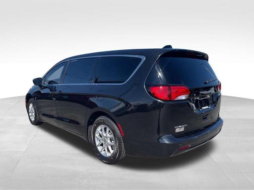 Brilliant Black Crystal Pearlcoat 2023 Chrysler Voyager LX