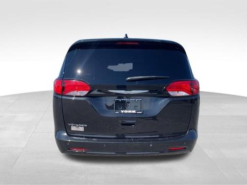 Brilliant Black Crystal Pearlcoat 2023 Chrysler Voyager LX