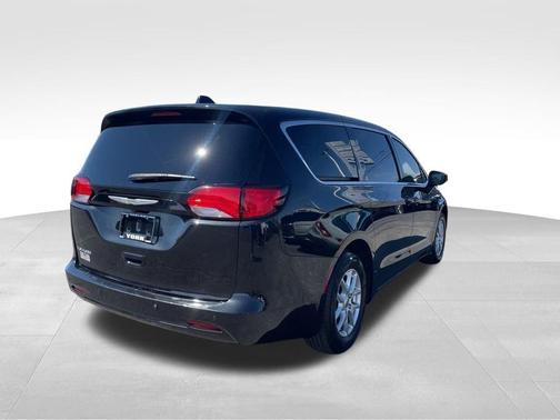 Brilliant Black Crystal Pearlcoat 2023 Chrysler Voyager LX