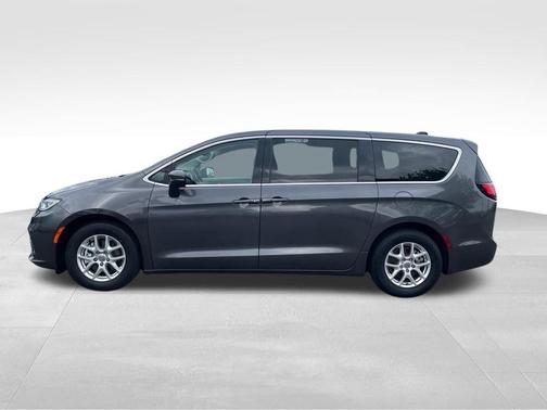 Granite Crystal Metallic Clearcoat 2023 Chrysler Pacifica Touring L