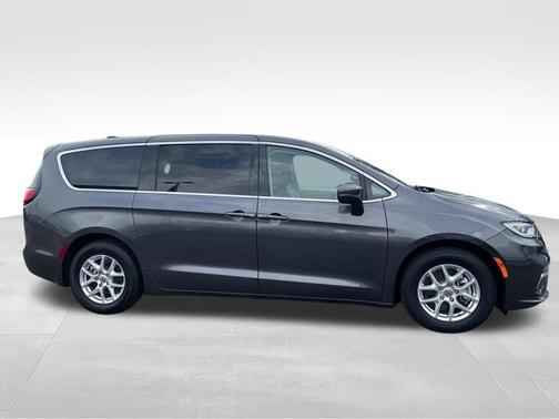 Granite Crystal Metallic Clearcoat 2023 Chrysler Pacifica Touring L