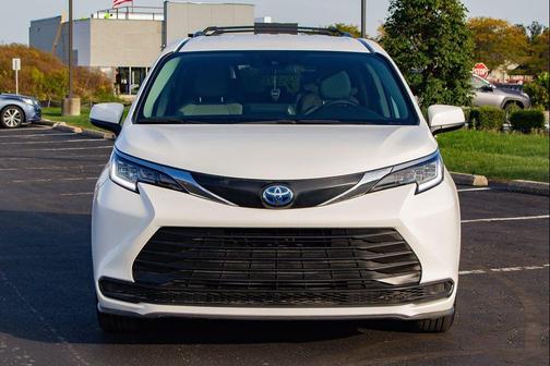 White 2022 Toyota Sienna LE