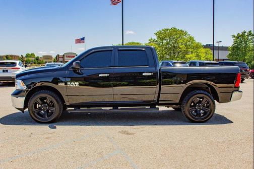 Brilliant Black Crystal Pearl 2018 RAM 1500 SLT