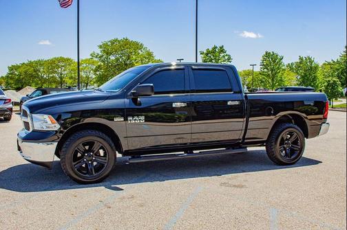 Brilliant Black Crystal Pearl 2018 RAM 1500 SLT