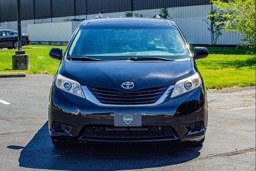 Midnight Black Metallic 2016 Toyota Sienna LE