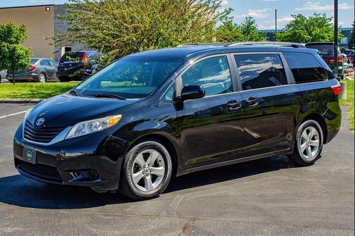 Midnight Black Metallic 2016 Toyota Sienna LE