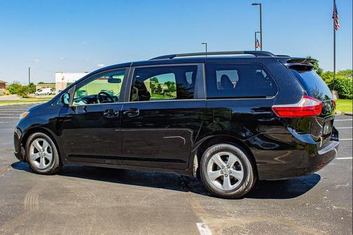 Midnight Black Metallic 2016 Toyota Sienna LE