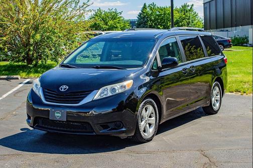 Midnight Black Metallic 2016 Toyota Sienna LE