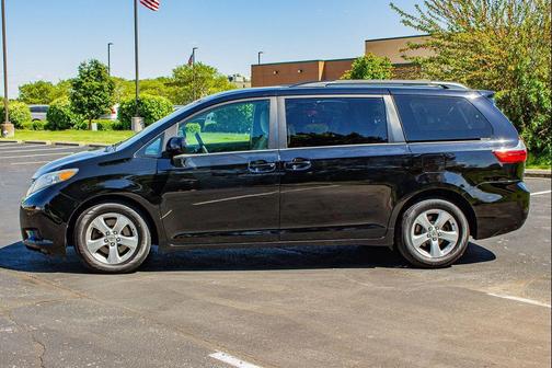 Midnight Black Metallic 2016 Toyota Sienna LE
