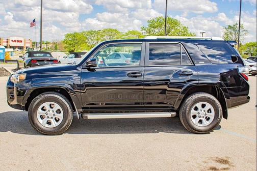 Midnight Black Metallic 2016 Toyota 4Runner SR5