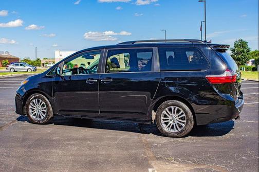 Midnight Black Metallic 2020 Toyota Sienna XLE