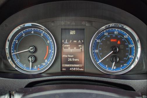 Classic Silver Metallic 2018 Toyota Corolla SE