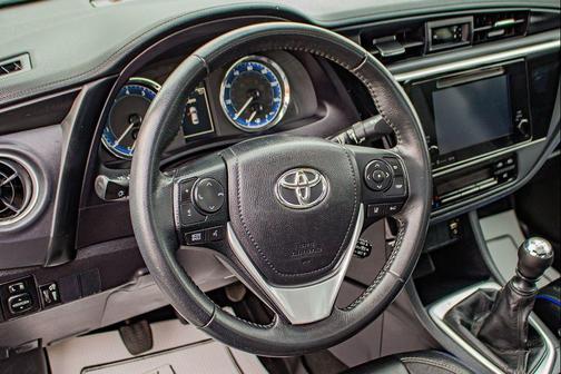 Classic Silver Metallic 2018 Toyota Corolla SE