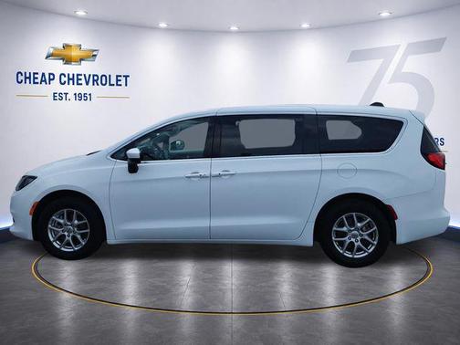 Bright White Clearcoat 2023 Chrysler Voyager LX