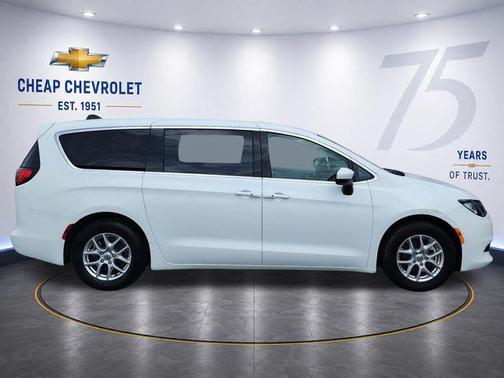 Bright White Clearcoat 2023 Chrysler Voyager LX