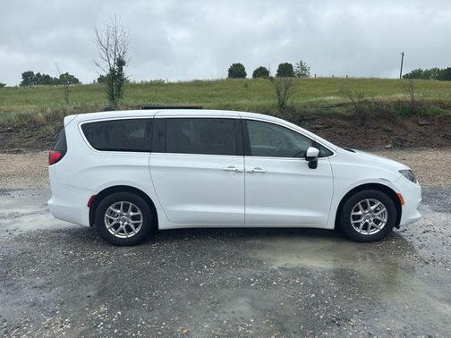 Bright White Clearcoat 2023 Chrysler Voyager LX