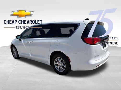 Bright White Clearcoat 2023 Chrysler Voyager LX