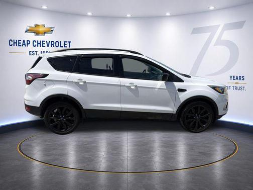 Oxford White 2018 Ford Escape SE