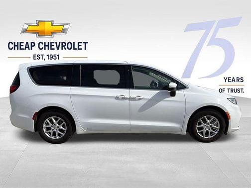 Bright White Clearcoat 2023 Chrysler Pacifica Touring L