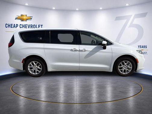 Bright White Clearcoat 2023 Chrysler Pacifica Touring L