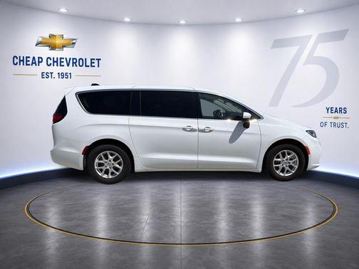 Bright White Clearcoat 2023 Chrysler Pacifica Touring L