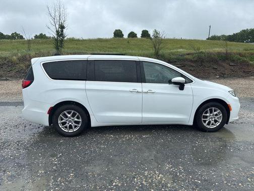 Bright White Clearcoat 2023 Chrysler Pacifica Touring L