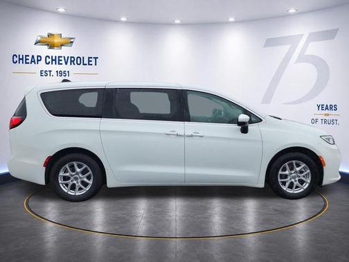 Bright White Clearcoat 2023 Chrysler Pacifica Touring L