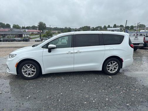 Bright White Clearcoat 2023 Chrysler Pacifica Touring L