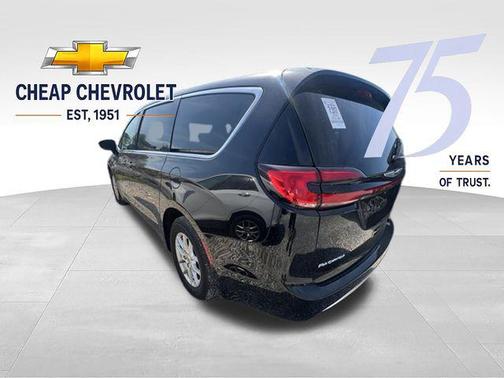 Diamond Black Crystal Pearlcoat 2025 Chrysler Pacifica L