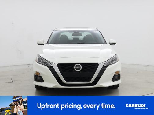 White 2022 Nissan Altima Platinum
