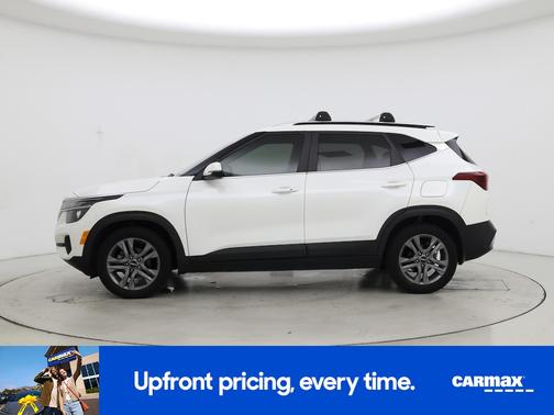 White 2023 Kia Seltos S