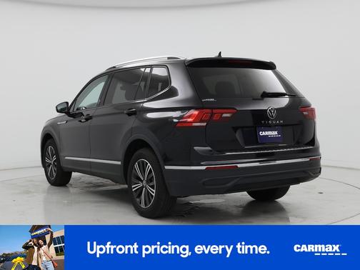 Black 2024 Volkswagen Tiguan SE