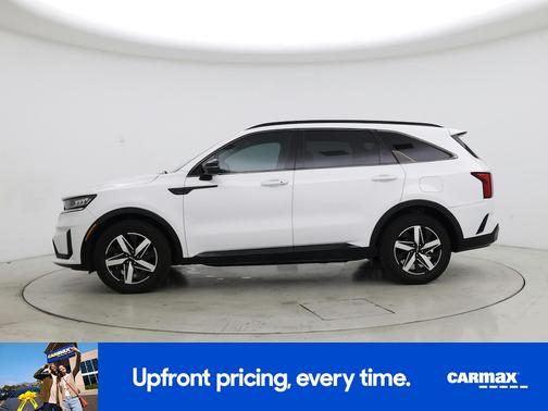 White 2022 Kia Sorento S