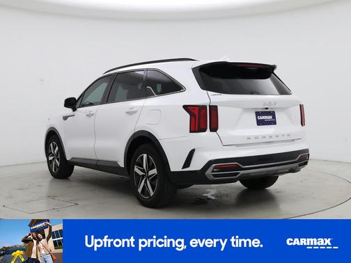 White 2022 Kia Sorento S