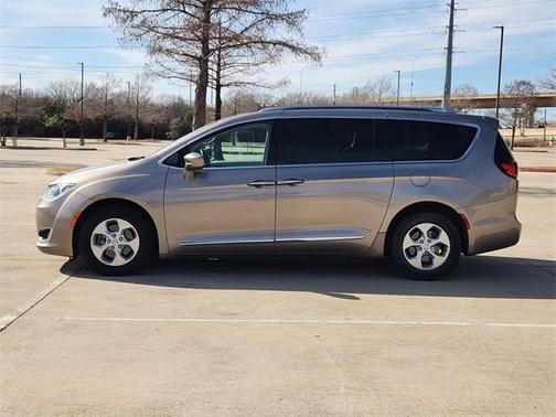 2017 Chrysler Pacifica Touring-L Plus
