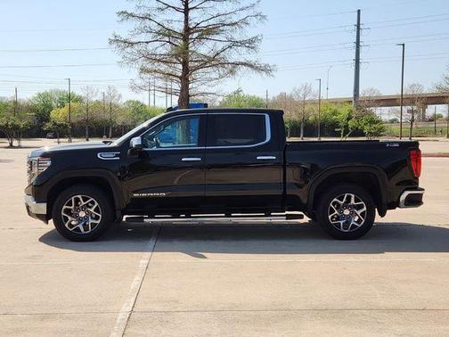 Onyx Black 2022 GMC Sierra 1500 SLT