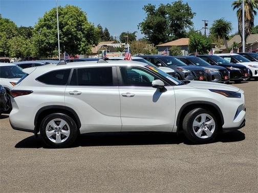 2024 Toyota Highlander LE