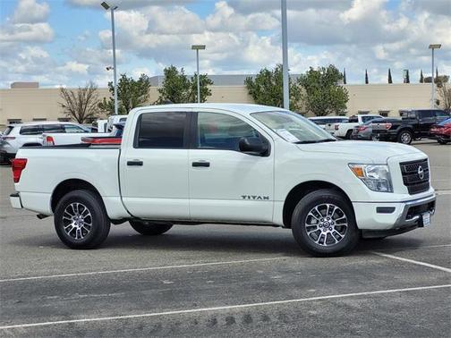 2022 Nissan Titan SV
