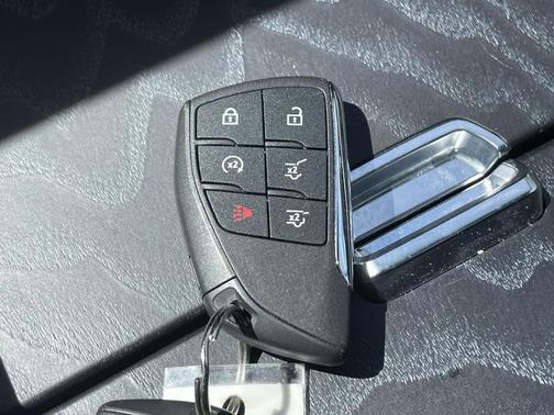 White Frost Tricoat 2022 GMC Yukon XL Denali