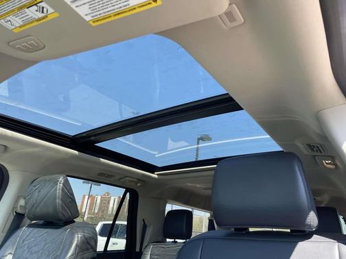 Star White Metallic Tri-Coat 2024 Ford Expedition Max XLT