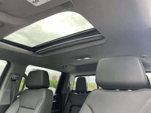 Summit White 2024 GMC Sierra 1500 SLT