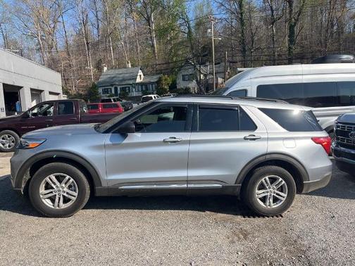 ICONIC SILVER METALLIC 2022 Ford Explorer XLT
