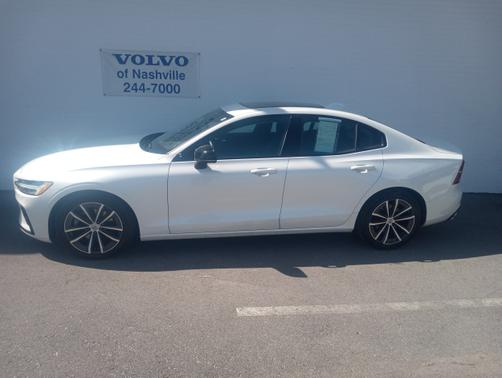 2022 Volvo S60 B5 AWD Momentum