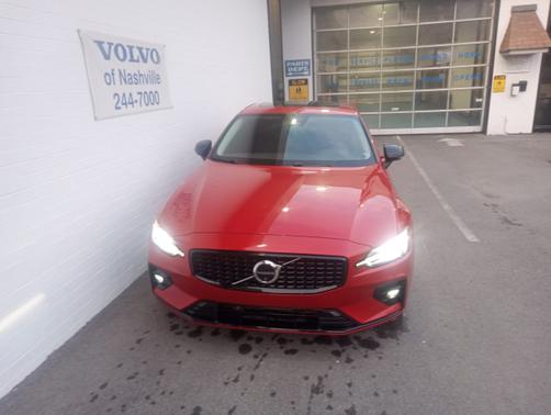 2024 Volvo S60 B5 Plus Dark