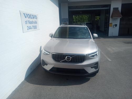 2025 Volvo XC40 B5 Core Bright Theme