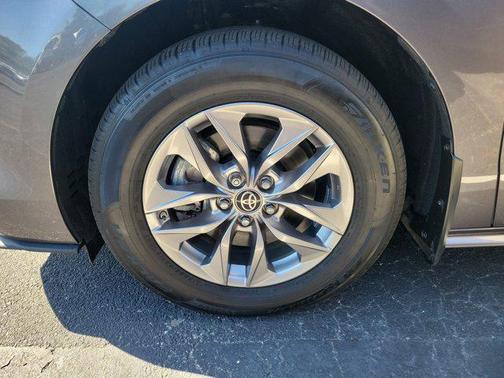 2024 Toyota Sienna LE