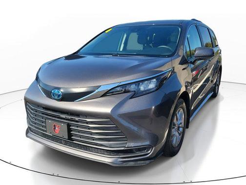 2024 Toyota Sienna LE