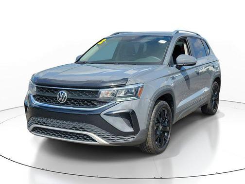 Platinum Gray Metallic 2022 Volkswagen Taos 1.5T SE