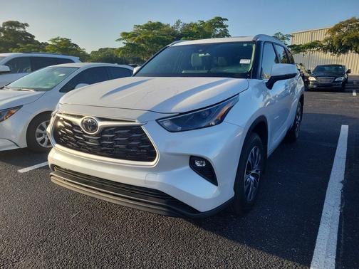 Wind Chill Pearl 2026 Toyota Highlander Hybrid XLE